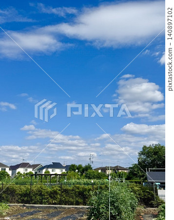 一片位於大片田野中央的住宅區 一片位於大片田野中央的住宅區 140897102