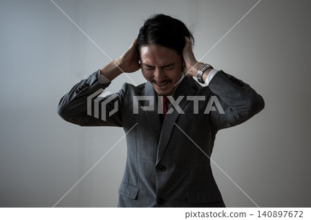 一位商人正痛苦地苦思冥想。 一位商人正痛苦地苦思冥想。 140897672