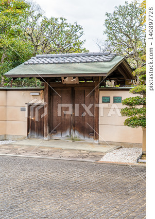 堺市的御梅庵茶室(原建於江戶時代奈良縣橛原市)由小田原的一位茶道大師捐贈,並遷至堺市大仙公園。 堺市的御梅庵茶室(原建於江戶時代奈良縣橛原市)由小田原的一位茶道大師捐贈,並遷至堺市大仙公園。 140897728
