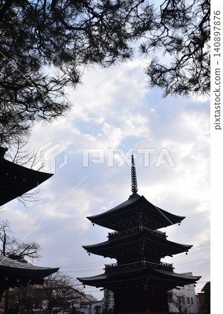 日本岐阜縣高山市-高山春季祭期間,飛驒國分寺的三重塔及其周圍的城鎮景觀 日本岐阜縣高山市-高山春季祭期間,飛驒國分寺的三重塔及其周圍的城鎮景觀 140897876