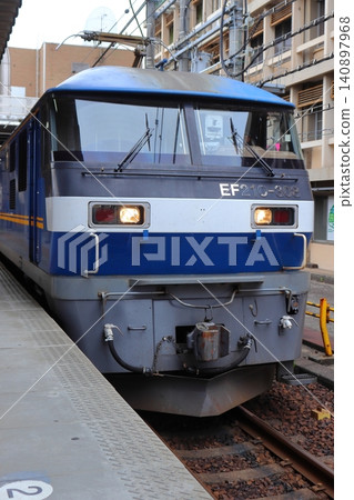 A JR Freight EF210 electric locomotive stopped at Inazawa Station (Inazawa City, Aichi Prefecture) 140897968