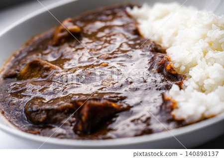 咖哩飯配濃鬱的麵糊和白米飯 咖哩飯配濃鬱的麵糊和白米飯 140898137