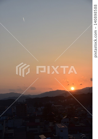 日本岐阜縣高山市:市中心城鎮景觀,遠處有三層寶塔,夕陽西下,一架噴射機從頭頂飛過。 日本岐阜縣高山市:市中心城鎮景觀,遠處有三層寶塔,夕陽西下,一架噴射機從頭頂飛過。 140898588