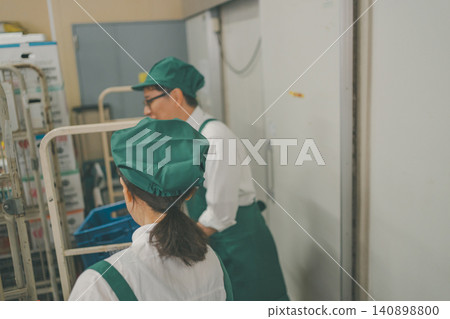 supermarket, backyard, female 140898800