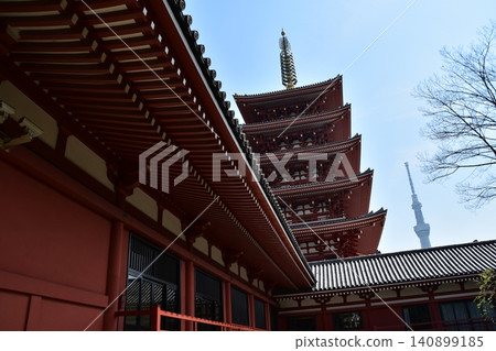 日本東京淺草:從寺廟庭院可以看到淺草寺的五層寶塔和東京晴空塔,背景是美麗的藍天、春天的花朵和新鮮的綠色植物。 日本東京淺草:從寺廟庭院可以看到淺草寺的五層寶塔和東京晴空塔,背景是美麗的藍天、春天的花朵和新鮮的綠色植物。 140899185