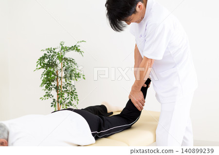 在診所進行治療的針灸師和整骨師 在診所進行治療的針灸師和整骨師 140899239