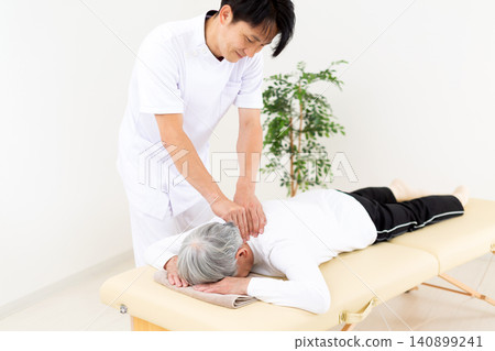 在診所進行治療的針灸師和整骨師 在診所進行治療的針灸師和整骨師 140899241