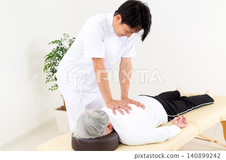 在診所進行治療的針灸師和整骨師 140899242