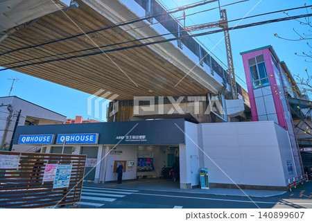從神奈川縣川崎市多摩區菅町京王稻田座站北出口檢票口望去。 從神奈川縣川崎市多摩區菅町京王稻田座站北出口檢票口望去。 140899607