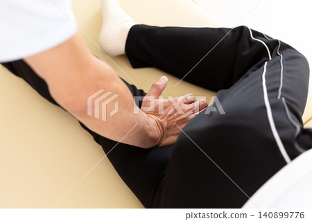 在診所進行治療的針灸師和整骨師 在診所進行治療的針灸師和整骨師 140899776