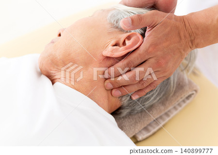 Acupuncturists and osteopaths who perform treatments at clinics Acupuncturists and osteopaths who perform treatments at clinics 140899777