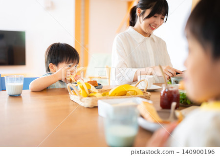 一個兩歲男孩正在吃吐司當早餐 140900196