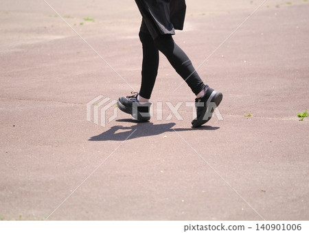 The feet of a woman walking The feet of a woman walking 140901006