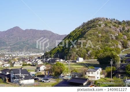 請欣賞長野縣埴科郡榊町山區盛開的山櫻。這是從上平市的防火瞭望塔拍攝的景色。 請欣賞長野縣埴科郡榊町山區盛開的山櫻。這是從上平市的防火瞭望塔拍攝的景色。 140901227