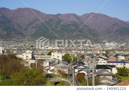 請欣賞長野縣埴科郡榊町山區盛開的山櫻。這是從上平市的防火瞭望塔拍攝的景色。 請欣賞長野縣埴科郡榊町山區盛開的山櫻。這是從上平市的防火瞭望塔拍攝的景色。 140901228