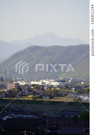請欣賞長野縣埴科郡榊町山區盛開的山櫻。這是從上平市的防火瞭望塔拍攝的景色。 140901244