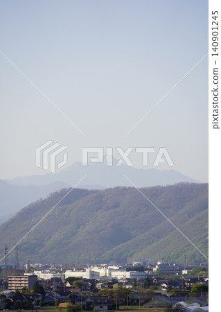 請欣賞長野縣埴科郡榊町山區盛開的山櫻。這是從上平市的防火瞭望塔拍攝的景色。 請欣賞長野縣埴科郡榊町山區盛開的山櫻。這是從上平市的防火瞭望塔拍攝的景色。 140901245