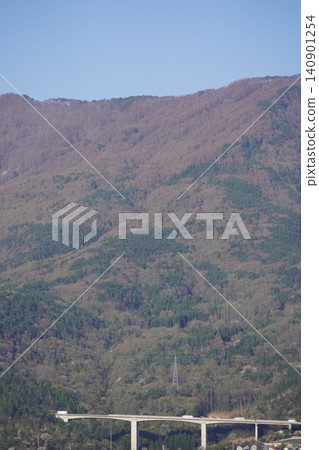 請欣賞長野縣埴科郡榊町山區盛開的山櫻。這是從上平市的防火瞭望塔拍攝的景色。 請欣賞長野縣埴科郡榊町山區盛開的山櫻。這是從上平市的防火瞭望塔拍攝的景色。 140901254