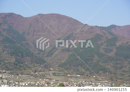 請欣賞長野縣埴科郡榊町山區盛開的山櫻。這是從上平市的防火瞭望塔拍攝的景色。 請欣賞長野縣埴科郡榊町山區盛開的山櫻。這是從上平市的防火瞭望塔拍攝的景色。 140901255