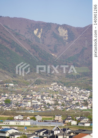 請欣賞長野縣埴科郡榊町山區盛開的山櫻。這是從上平市的防火瞭望塔拍攝的景色。 請欣賞長野縣埴科郡榊町山區盛開的山櫻。這是從上平市的防火瞭望塔拍攝的景色。 140901266