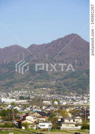 請欣賞長野縣埴科郡榊町山區盛開的山櫻。這是從上平市的防火瞭望塔拍攝的景色。 請欣賞長野縣埴科郡榊町山區盛開的山櫻。這是從上平市的防火瞭望塔拍攝的景色。 140901267