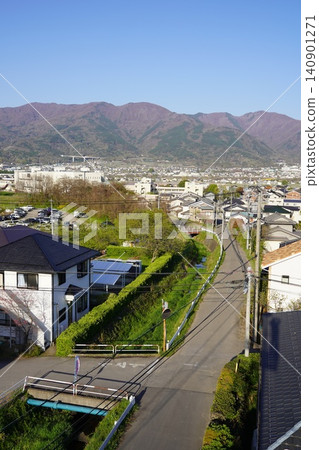 請欣賞長野縣埴科郡榊町山區盛開的山櫻。這是從上平市的防火瞭望塔拍攝的景色。 140901271