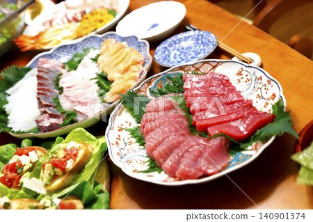 開胃菜、刺身和家常手工壽司。 開胃菜、刺身和家常手工壽司。 140901374