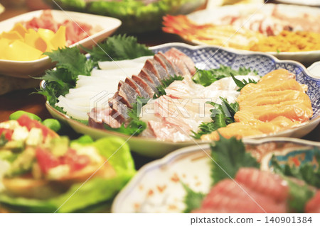 開胃菜、刺身和家常手工壽司。 開胃菜、刺身和家常手工壽司。 140901384