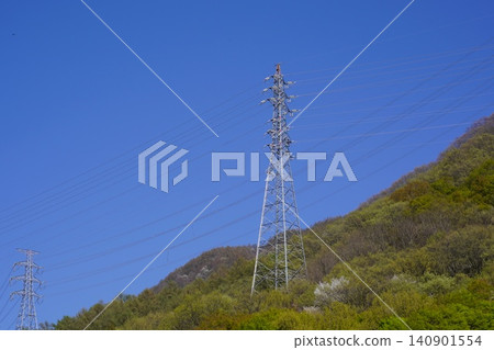 請欣賞長野縣埴科郡榊町山區盛開的山櫻。這是從上平市的防火瞭望塔拍攝的景色。 請欣賞長野縣埴科郡榊町山區盛開的山櫻。這是從上平市的防火瞭望塔拍攝的景色。 140901554
