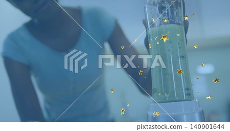 Woman wearing light short-sleeve top holding blender jar with green drink in kitchen, copy space Woman wearing light short-sleeve top holding blender jar with green drink in kitchen, copy space 140901644