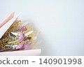 白色背景的乾燥花花束，留有文字空間 140901998