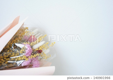 白色背景的乾燥花花束,留有文字空間 白色背景的乾燥花花束,留有文字空間 140901998