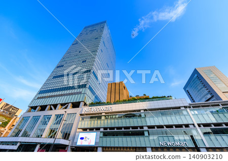 東京、新宿城市景觀:新宿車站南口、JR 新宿 Miraina 塔和 NEWoMan 新宿 東京、新宿城市景觀:新宿車站南口、JR 新宿 Miraina 塔和 NEWoMan 新宿 140903210