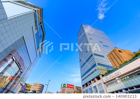 東京、新宿城市景觀:新宿車站南口、JR 新宿 Miraina 塔和新宿 Lumine 2 東京、新宿城市景觀:新宿車站南口、JR 新宿 Miraina 塔和新宿 Lumine 2 140903213