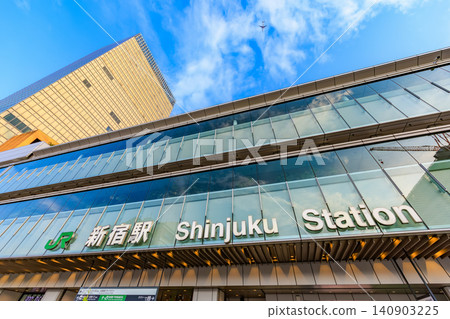 東京新宿街景新宿站南口 東京新宿街景新宿站南口 140903225
