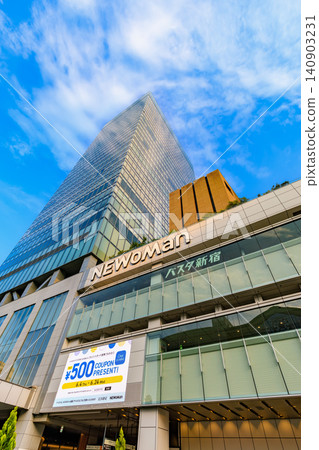 東京、新宿城市景觀:新宿車站南口、JR 新宿 Miraina 塔和 NEWoMan 新宿 東京、新宿城市景觀:新宿車站南口、JR 新宿 Miraina 塔和 NEWoMan 新宿 140903231