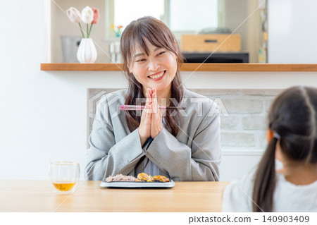 家長和孩子在餐廳吃飯 140903409