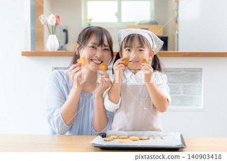 父母和孩子做餅乾 140903418