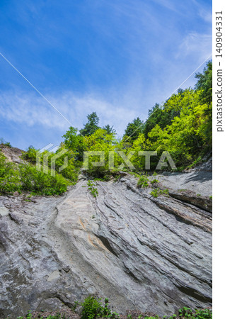 [Okusobana Valley] Cliffs and fresh greenery [Kinasato, Nagano City] 140904331