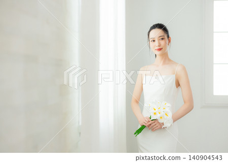  Bride with a bouquet 140904543