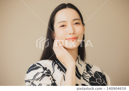 一位身穿浴衣的女子正在護膚。 140904639