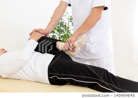 Acupuncturists and osteopaths who perform treatments at clinics Acupuncturists and osteopaths who perform treatments at clinics 140904648