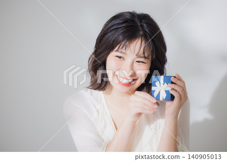 給禮物的婦女 給禮物的婦女 140905013