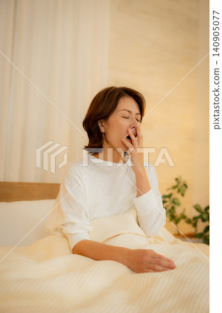 晚上看智能手機的女人 140905077