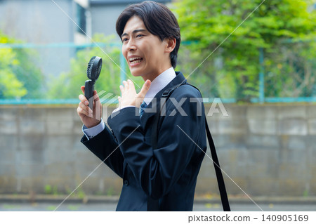 戶外散步的商人 戶外散步的商人 140905169