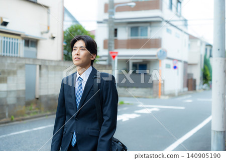 戶外散步的商人 戶外散步的商人 140905190