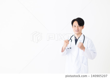 一位身穿白大褂的中年男醫生做出了一個勝利的手勢。 一位身穿白大褂的中年男醫生做出了一個勝利的手勢。 140905207