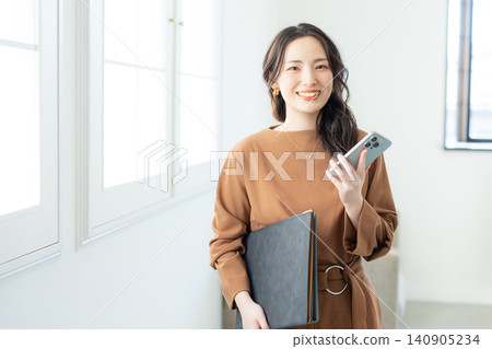 有智能手機的女商人 有智能手機的女商人 140905234