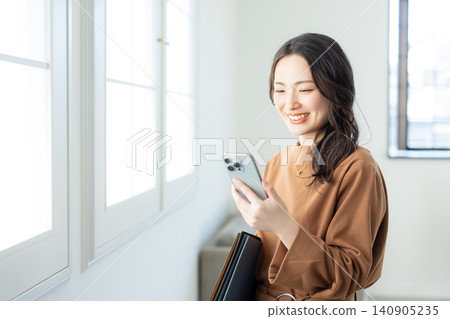 有智能手機的女商人 有智能手機的女商人 140905235