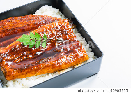 鰻魚飯(Unaju),白色背景。 鰻魚飯(Unaju),白色背景。 140905535